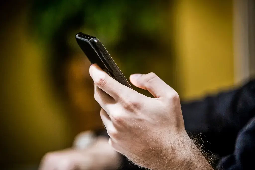 98,9% dos brasileiros acessam internet pelo celular